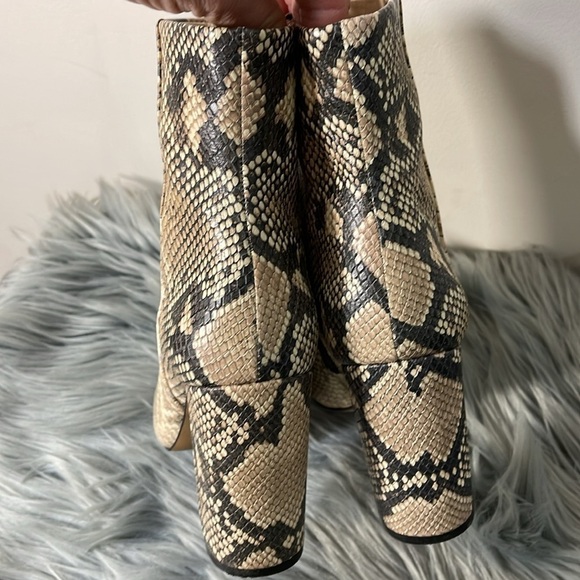 Sz. 8.5 Vince Camuto Dannia Leather Snakeskin Print Boots in Natural - Picture 12 of 16